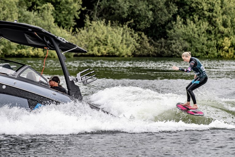 Jennifer Edwards at the 2022 Malibu Boats UK Wakesurf Nationals - Photo Mantis Pro Media